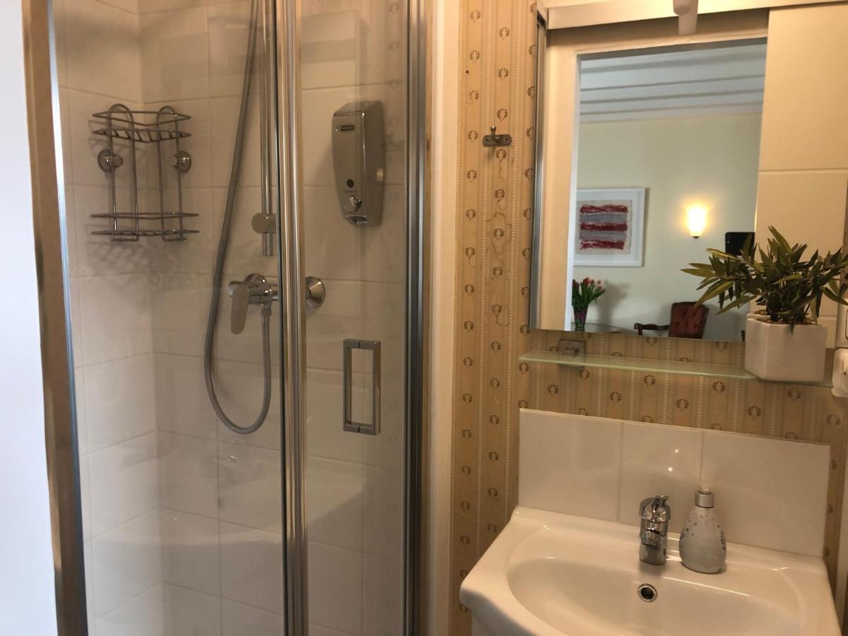 Rhein River Guesthouse - Direkt Am Rhein Леверкузен Экстерьер фото