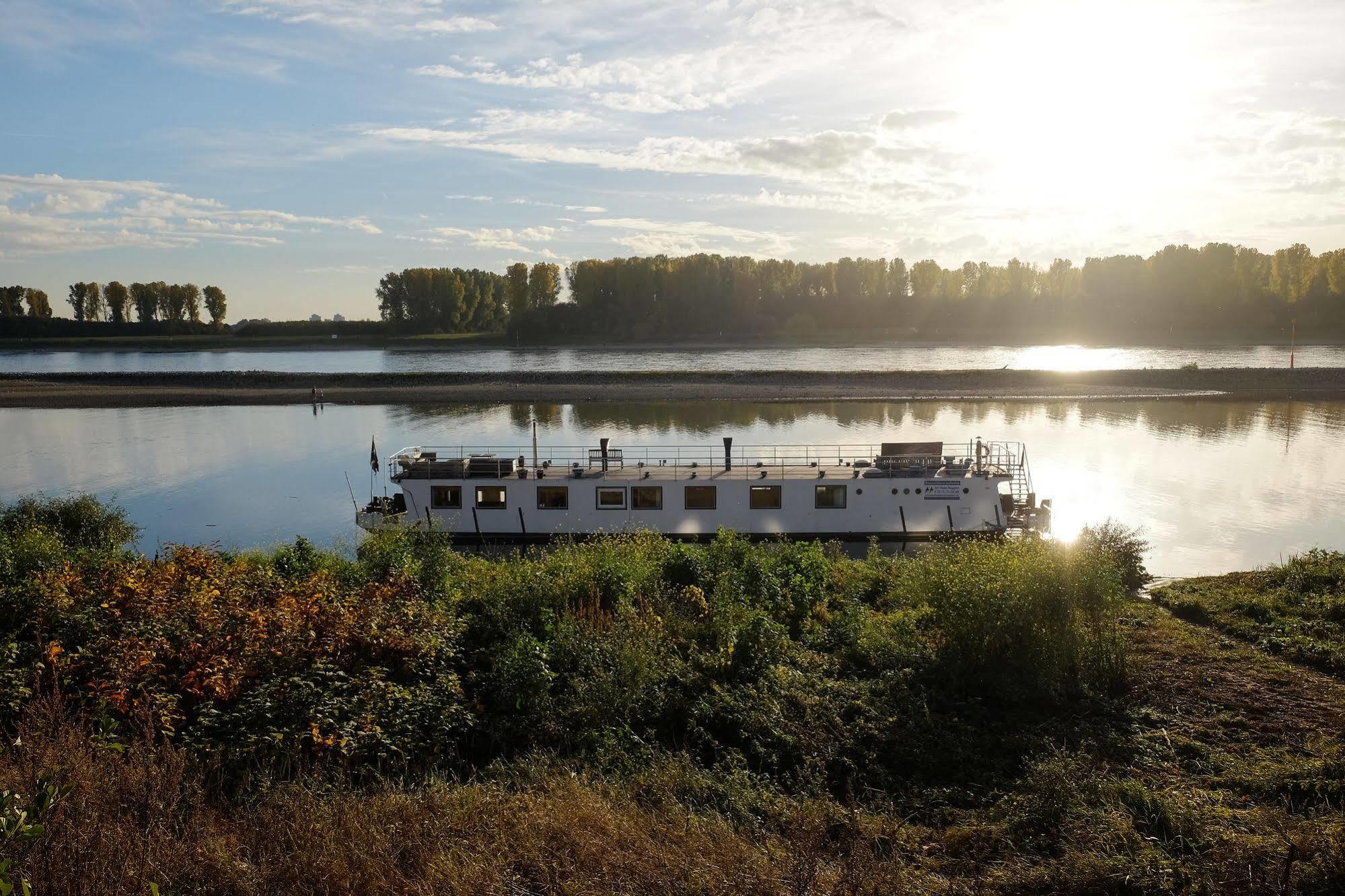 Rhein River Guesthouse - Direkt Am Rhein Леверкузен Экстерьер фото